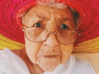 old woman 945448 640 200x150 - YouTube動画におけるコメント欄使用の管理